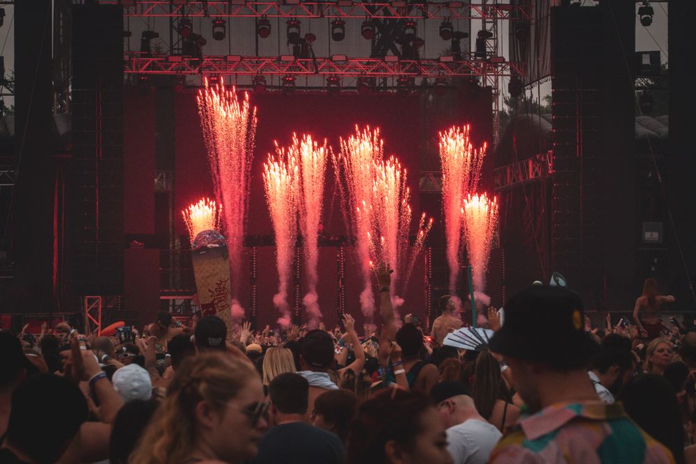 Scène de festival avec gerbes de feu