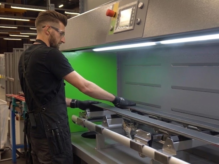 Opérateur au travail sur une machine dans un atelier