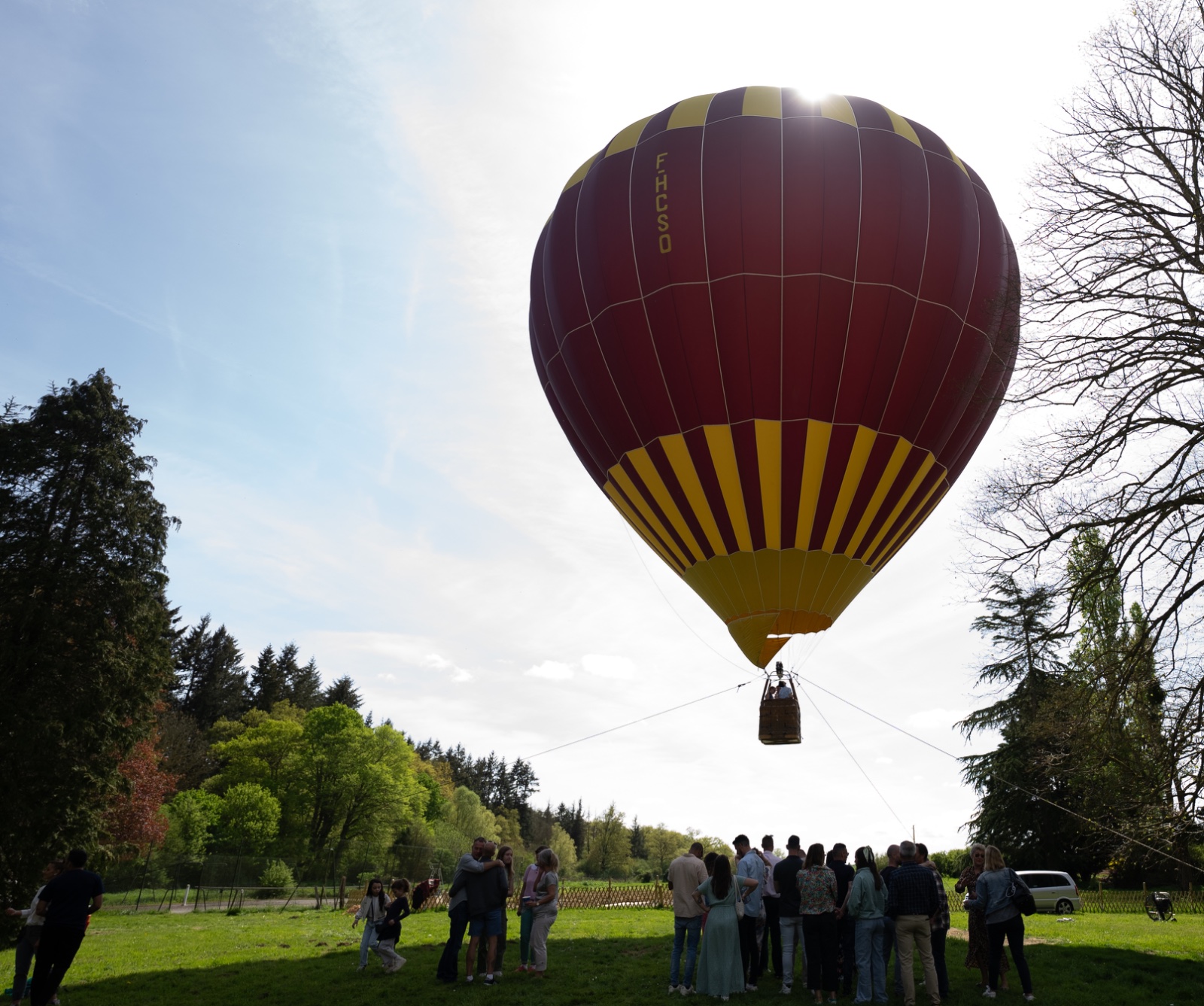 Montgolfière au décollage devant les invités rassemblés